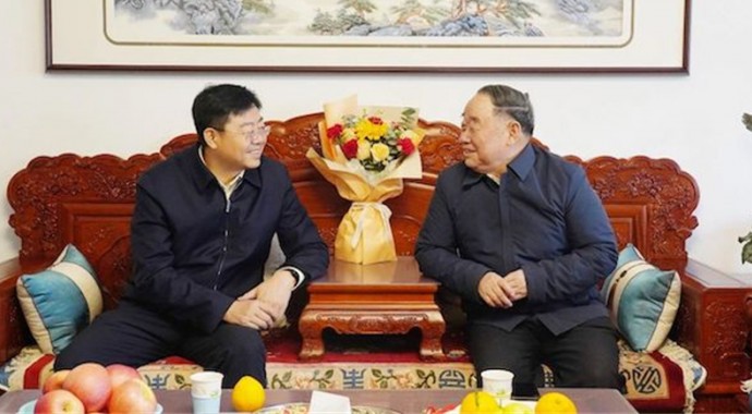 1月23日，在蛇年新春佳节来临之际，省委依法治省办副主任、省司法厅党委书记、厅长谢又生专程走访慰问省司法厅离退休老同志和基层一线干警代表，代表厅党委向他们送去殷切关怀和暖心问候，并致以新春的美好祝愿。