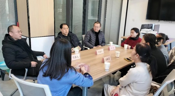 从精致的律所写字楼,到满是泥泞的田间地头;从涉及大额标的的诉讼案件,到因一桶西瓜籽、半亩地引发的邻里矛盾;从面对西装革履的客户,到直面基层质朴的社区居民、乡村农民……去年3月,作为新入职律师到司法所实