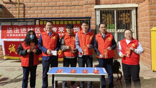 近年来，甘肃诚域律师事务所党支部坚持抓党建带所建促发展，紧紧围绕服务全省经济社会发展大局，积极开展共建联建，探索推进融合发展方式方法，强化公益法律服务，展现社会责任担当，取得了良好成效。