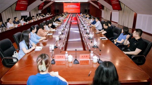 近日，津甘青律师行业第二批青年律师结对培养工作正式启动。天津市律协会长牛同栩，市司法局律师工作处处长尹广香，甘肃省律师协会会长赵耀、副会长王祖国，青海省律师协会副会长丁永宁、副会长李玉成、副秘书长范珖玮出席启动仪式。天津市律协秘书长张敬主持会议。