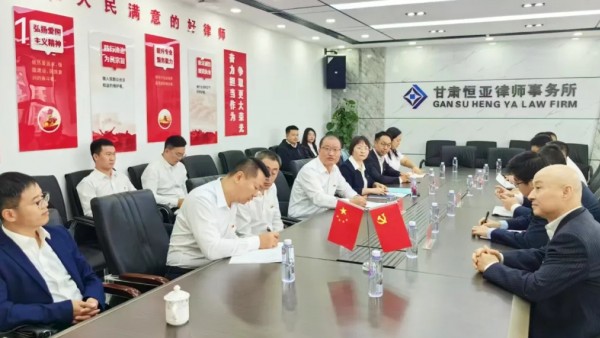 党的领导是我国律师制度之魂。为深入学习贯彻习近平法治思想,认真贯彻落实习近平总书记关于“努力做党和人民满意的好律师”重要指示精神,全面落实省委书记胡昌升、省长任振鹤致信要求和司法部党组“五点希望”,引领全省广大律师自觉落实拥护中国共产党领导、拥护我国社会主义法治等从业基本要求,甘肃省司法厅部署开展“做党和人民满意的好律师”三年提升专项行动。全省律师行业各级党组织坚持党对律师工作的全面领导,守正创新、勇于探索,形成了一批有实效、可复制、能推广的经验做法。“做党和人民满意的好律师——行业党建优秀案例”专栏陆续