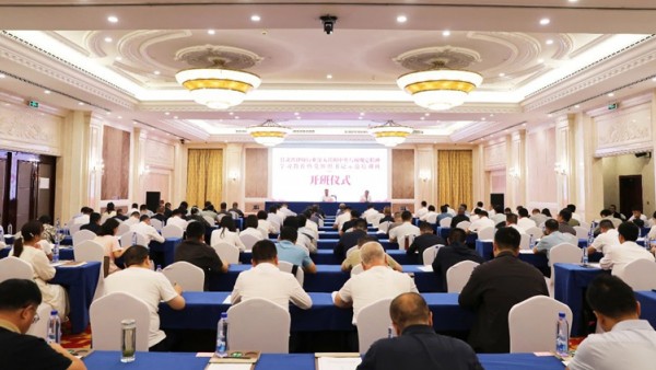 近日，甘肃省律师行业党委举办深入贯彻中央八项规定精神学习教育暨党组织书记示范培训班。市州律师行业党委书记，省律师协会直属分会党总支书记，兰州新区律协党支部书记及部分律所党组织书记参加本次培训。培训班深