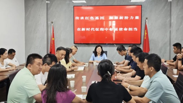 近年来，甘肃秦陇律师事务所党支部大力推行“四个融合”工作法，把政治学习与律师业务学习相融合、支部建设与规范化律所建设相融合、组织建设与队伍建设相融合、公益服务与专业服务相融合，着力破解工作难题，实现了党建所建互促互进、共同发展目标。