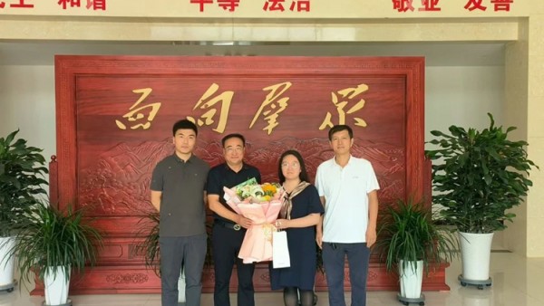 “青年律师西部锻炼计划”是司法部组织的一项重要工作。青年律师肩负着组织的信任与重托，在躬身实践中厚植家国情怀，以扎实的法律素养、精进的专业知识、务实的执业作风，为当地党委政府、广大群众提供法治宣传、法