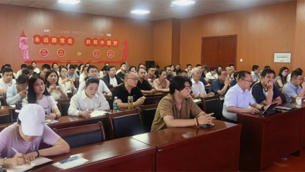 2025年8月24日，天水市律师协会刑事业务专业委员会组织全市91名刑辩律师，在天水市体育中心成功举办了刑事业务培训。本次培训聚焦刑事法律领域的实践技巧，旨在提升全市刑事律师的专业素养和业务水平，为法治天水的建设注入新的活力。
