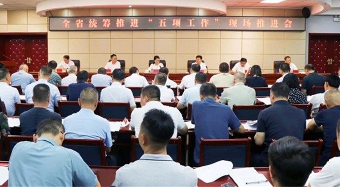 近日，省司法厅在酒泉召开全省统筹推进“五项工作”现场推进会，深入学习贯彻习近平总书记重要指示重要批示精神，全面落实司法部和省委、省政府部署要求，对全省统筹推进“五项工作”进行总结，进一步交流经验、查找不足，鼓励先进、鞭策后进，再压责任、再鼓干劲，不断推进具有甘肃特色的“五项工作”再上新台阶。司法部人民参与和促进法治局局长杜亚玲，省委依法治省办副主任、省司法厅党委书记、厅长谢又生出席会议并讲话。酒泉市委常委、市委政法委书记徐志强出席会议并致辞。