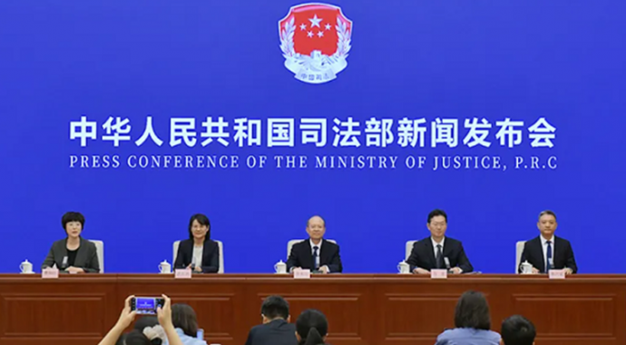 为了帮助大家更好地了解相关情况，今天我们邀请到司法部副部长李明征先生、全国人大常委会法工委民法室主任石宏先生、最高人民法院民四庭庭长沈红雨女士和司法部公共法律服务管理局局长杨向斌先生，请他们向大家介绍新修订的仲裁法有关情况，并回答大家关心的问题。